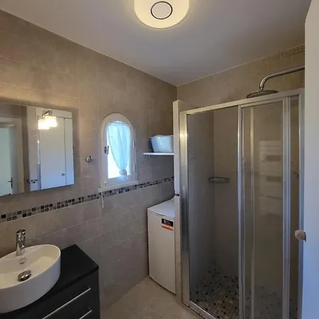 Superbe T2 En Centre Au Calme A Deux Pas Du Marche كافالير سور مير